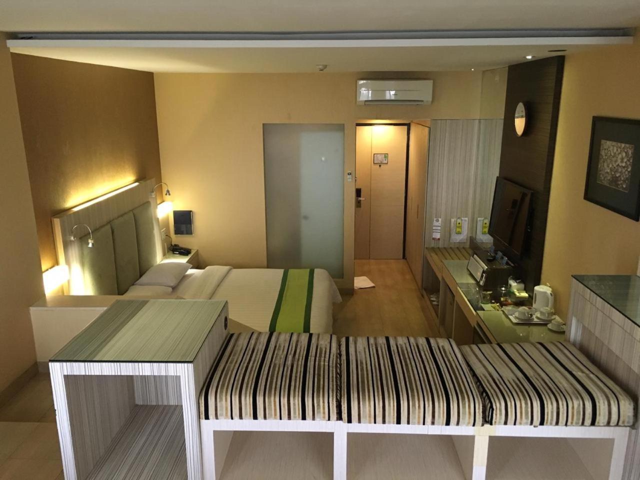 Hotel Wisata Niaga Пурвокерто Екстериор снимка