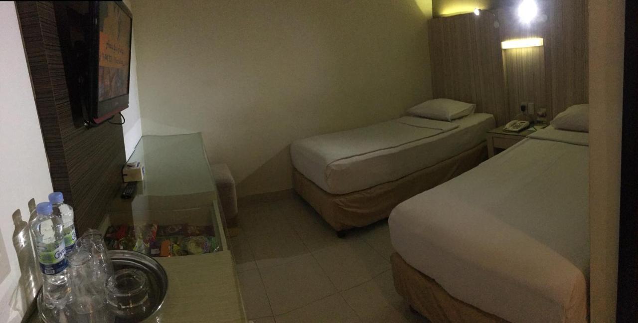 Hotel Wisata Niaga Пурвокерто Екстериор снимка
