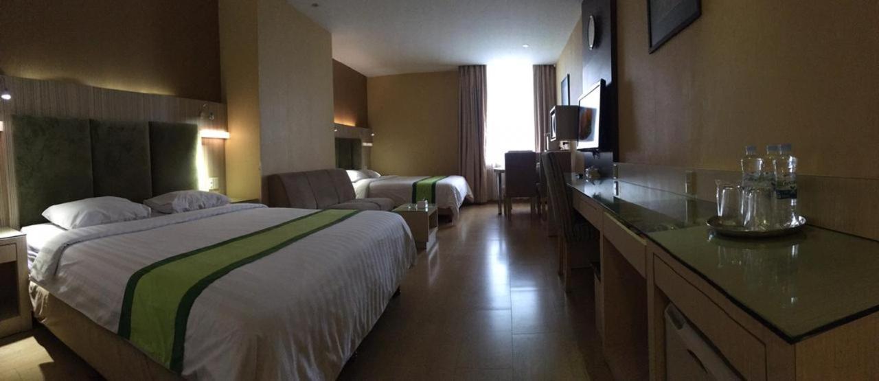 Hotel Wisata Niaga Пурвокерто Екстериор снимка